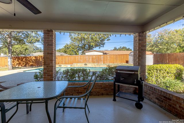 729 Rocklyn Dr, Windcrest, TX 78239