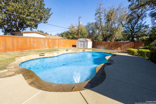 729 Rocklyn Dr, Windcrest, TX 78239