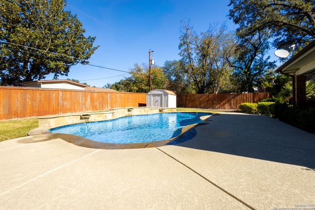 729 Rocklyn Dr, Windcrest, TX 78239