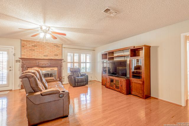 729 Rocklyn Dr, Windcrest, TX 78239