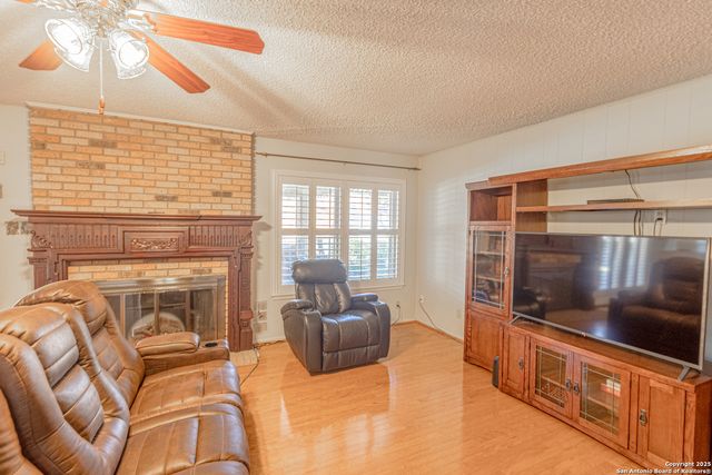 729 Rocklyn Dr, Windcrest, TX 78239