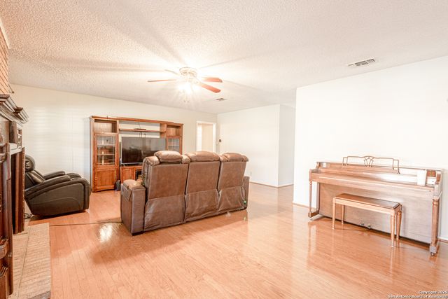 729 Rocklyn Dr, Windcrest, TX 78239