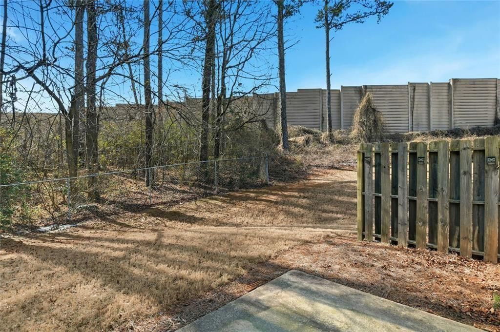 Image 4 of property listing at 2851 Snapfinger Manor, Decatur, GA 30035