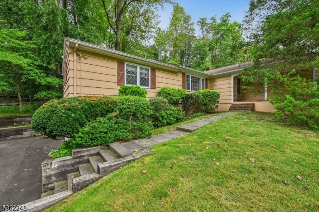 12 Sunrise Dr, Morris Plains Boro, NJ 07950