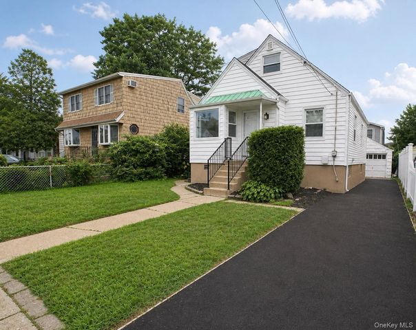 15 Berkshire Road, Merrick, NY 11566