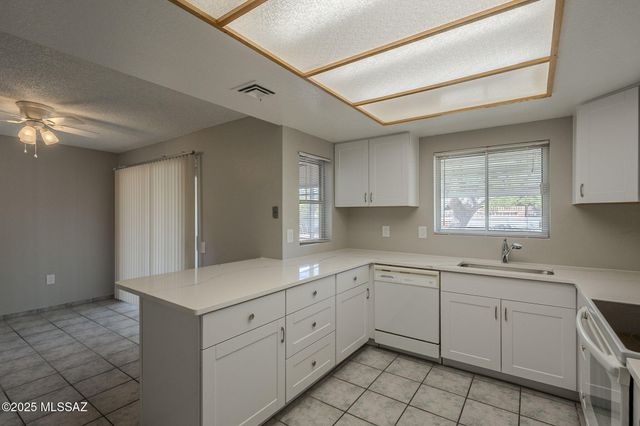 653 N Avenida Tortuga, Green Valley, AZ 85614