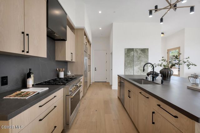 679 Adirondack Avenue, Ventura, CA 93003