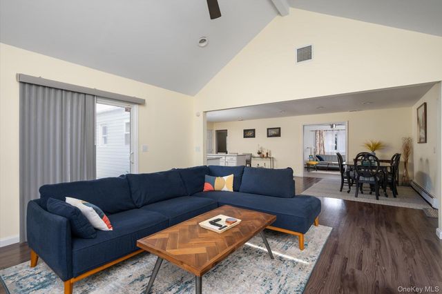 1 Park Court, Smithtown, NY 11787