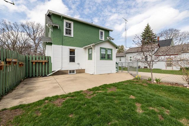 415 S Concord ROAD, Oconomowoc, WI 53066