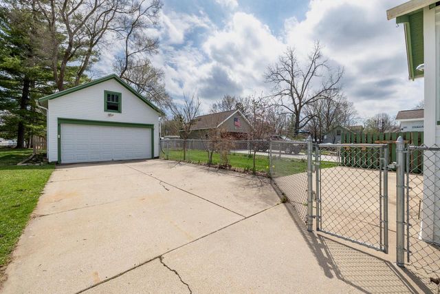 415 S Concord ROAD, Oconomowoc, WI 53066