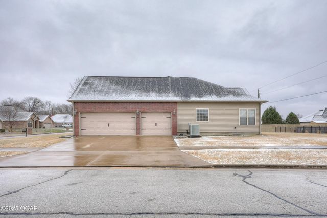 1026 Chesterfield Drive, Webb City, MO 64870