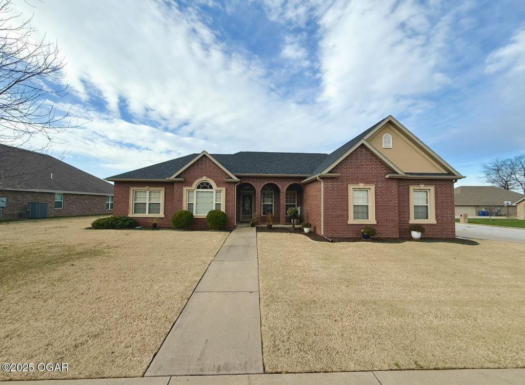 1026 Chesterfield Drive, Webb City, MO 64870