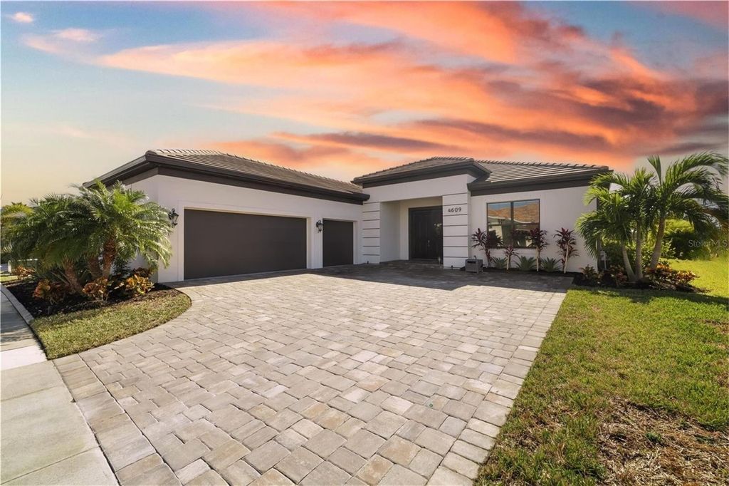 Image 1 of property listing at 4609 ANTRIM DRIVE, Sarasota, FL 34240
