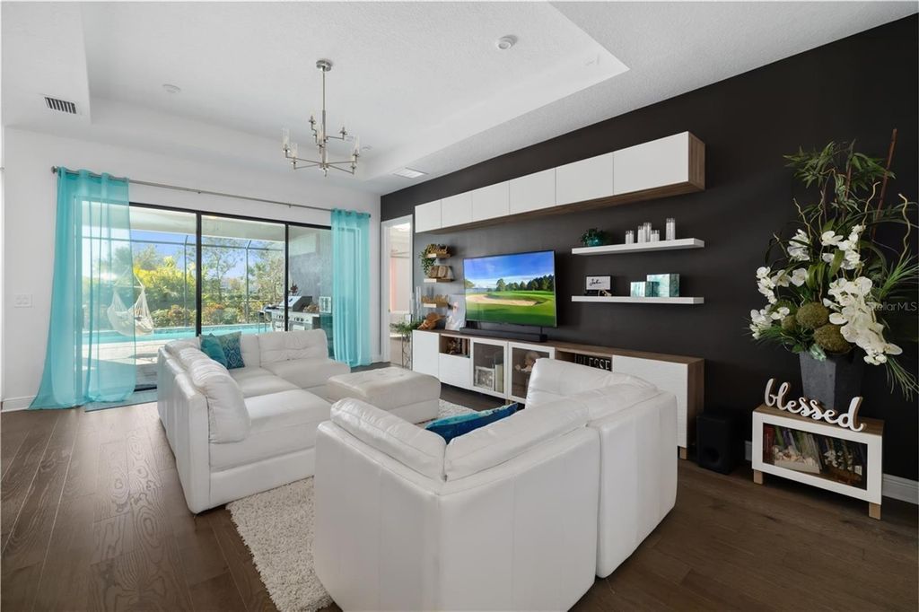 Image 7 of property listing at 4609 ANTRIM DRIVE, Sarasota, FL 34240