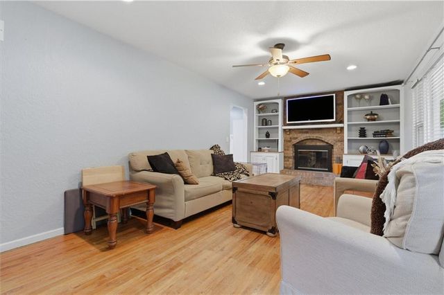 1922 N Redwood Drive, Independence, MO 64058
