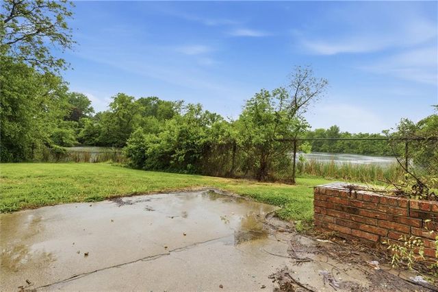 1922 N Redwood Drive, Independence, MO 64058