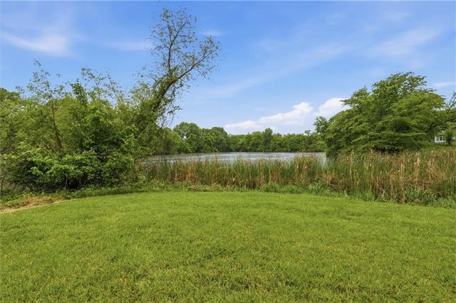 1922 N Redwood Drive, Independence, MO 64058
