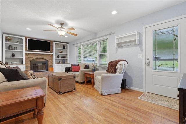 1922 N Redwood Drive, Independence, MO 64058