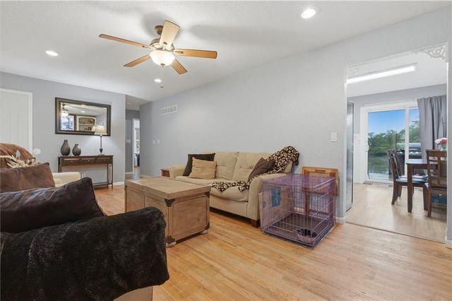 1922 N Redwood Drive, Independence, MO 64058