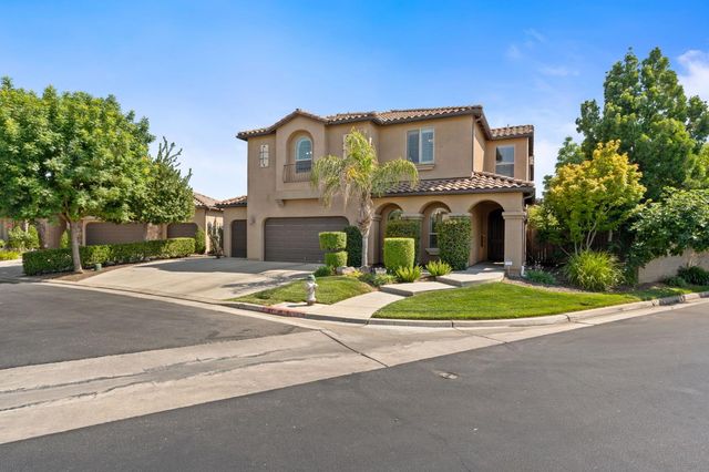 1495 E Via Mirasol Lane, Fresno, CA 93730
