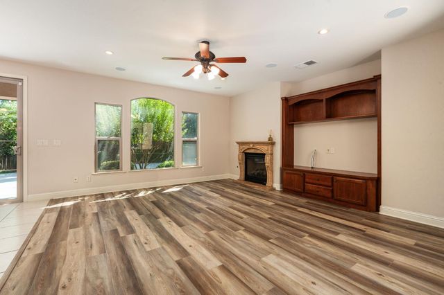 1495 E Via Mirasol Lane, Fresno, CA 93730