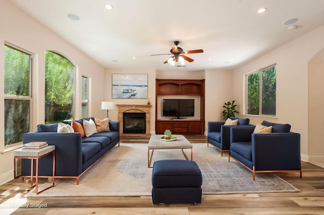 1495 E Via Mirasol Lane, Fresno, CA 93730