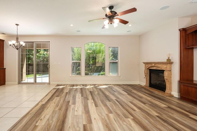 1495 E Via Mirasol Lane, Fresno, CA 93730