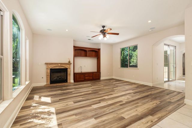 1495 E Via Mirasol Lane, Fresno, CA 93730