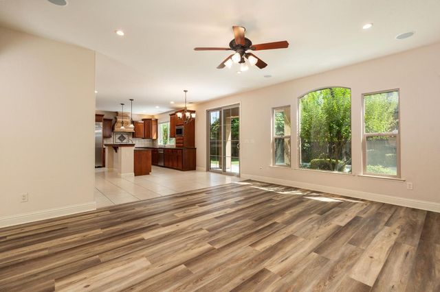 1495 E Via Mirasol Lane, Fresno, CA 93730
