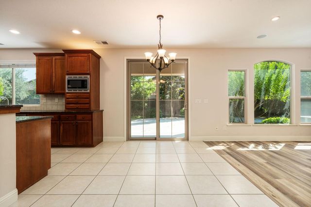 1495 E Via Mirasol Lane, Fresno, CA 93730