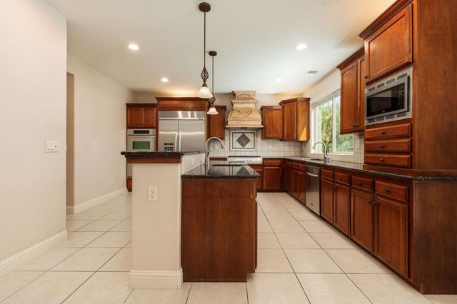 1495 E Via Mirasol Lane, Fresno, CA 93730