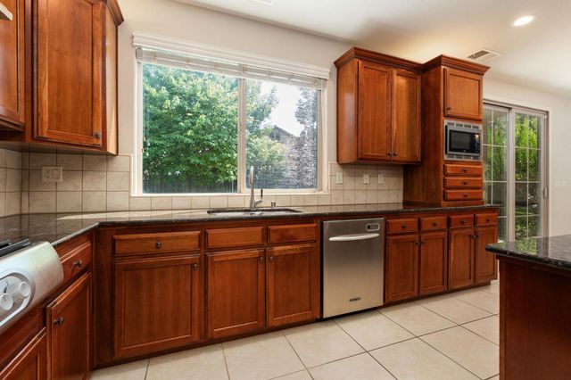 1495 E Via Mirasol Lane, Fresno, CA 93730