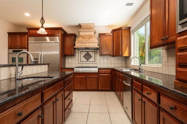 1495 E Via Mirasol Lane, Fresno, CA 93730