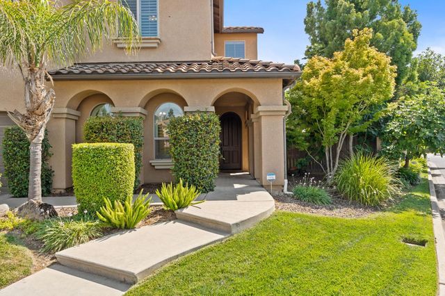 1495 E Via Mirasol Lane, Fresno, CA 93730