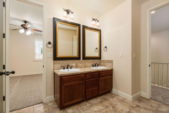 1495 E Via Mirasol Lane, Fresno, CA 93730
