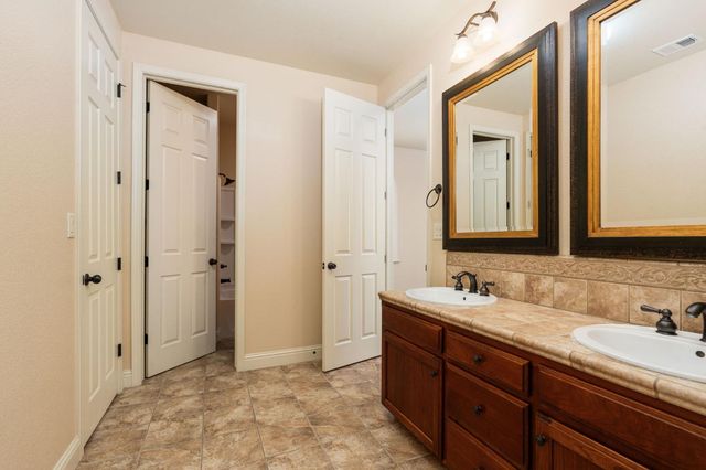 1495 E Via Mirasol Lane, Fresno, CA 93730