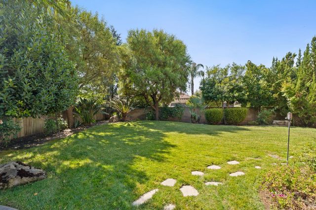 1495 E Via Mirasol Lane, Fresno, CA 93730