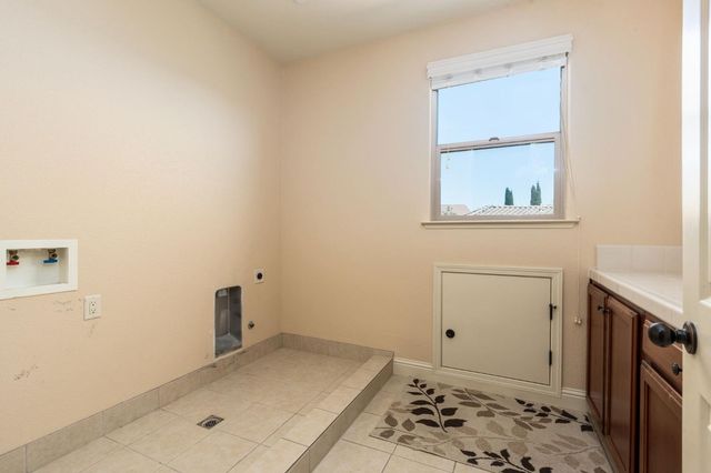 1495 E Via Mirasol Lane, Fresno, CA 93730