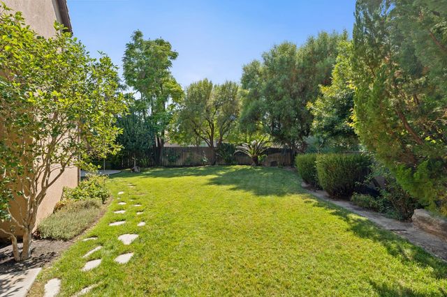 1495 E Via Mirasol Lane, Fresno, CA 93730