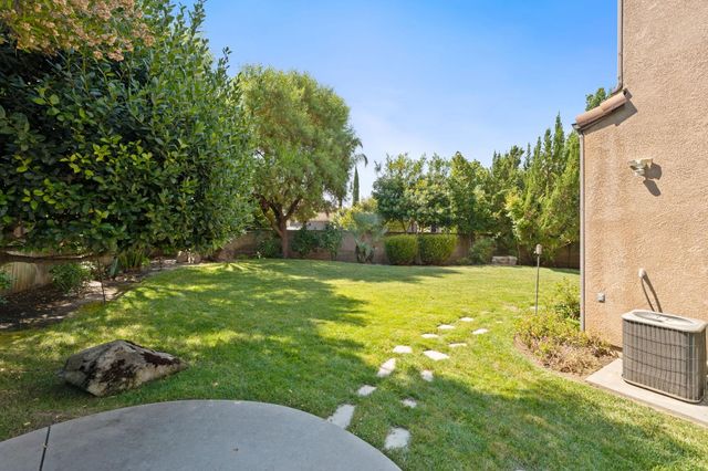 1495 E Via Mirasol Lane, Fresno, CA 93730