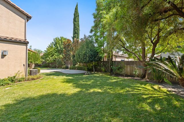 1495 E Via Mirasol Lane, Fresno, CA 93730