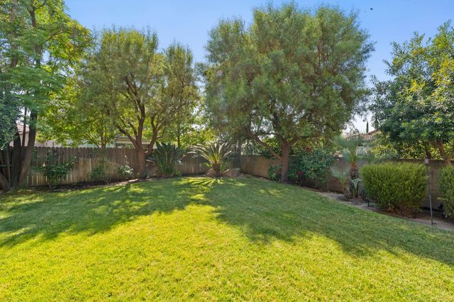 1495 E Via Mirasol Lane, Fresno, CA 93730
