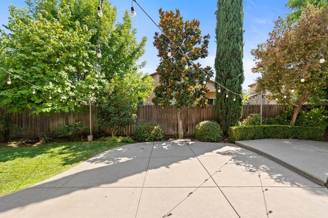 1495 E Via Mirasol Lane, Fresno, CA 93730