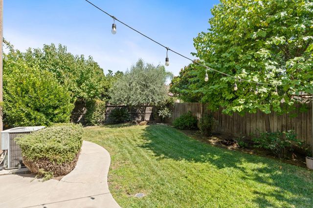1495 E Via Mirasol Lane, Fresno, CA 93730