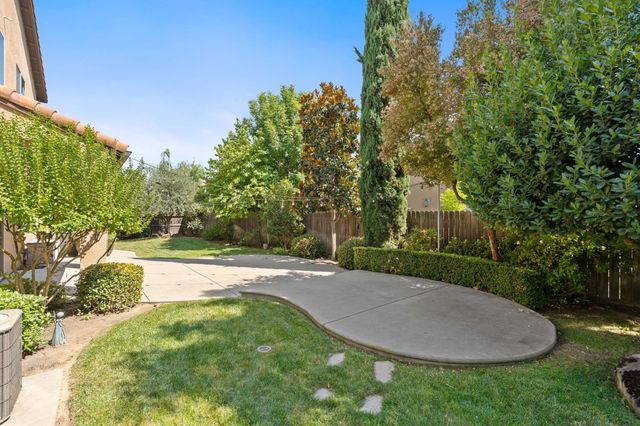 1495 E Via Mirasol Lane, Fresno, CA 93730