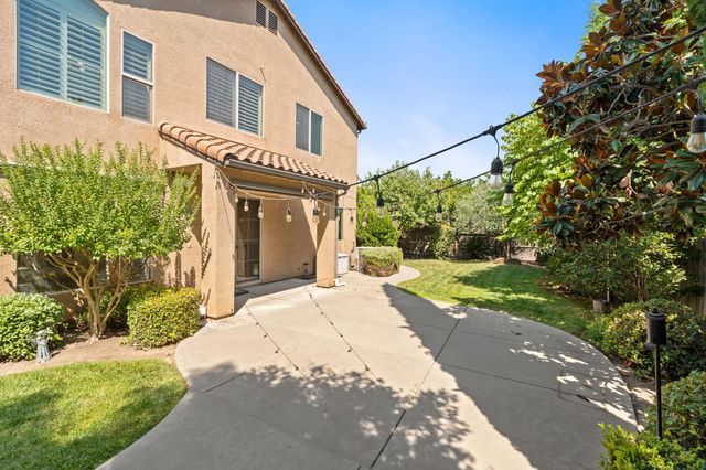 1495 E Via Mirasol Lane, Fresno, CA 93730