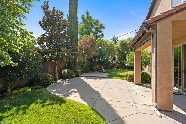 1495 E Via Mirasol Lane, Fresno, CA 93730