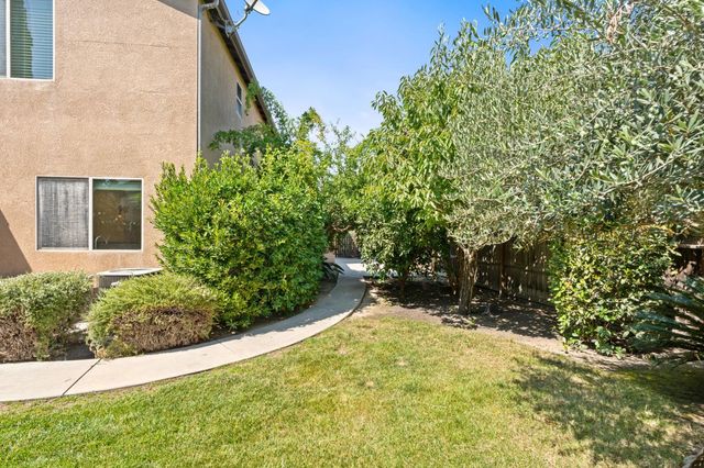 1495 E Via Mirasol Lane, Fresno, CA 93730
