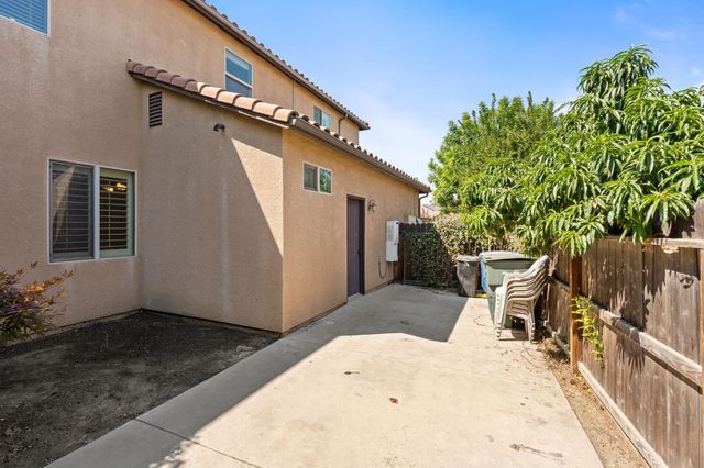 1495 E Via Mirasol Lane, Fresno, CA 93730
