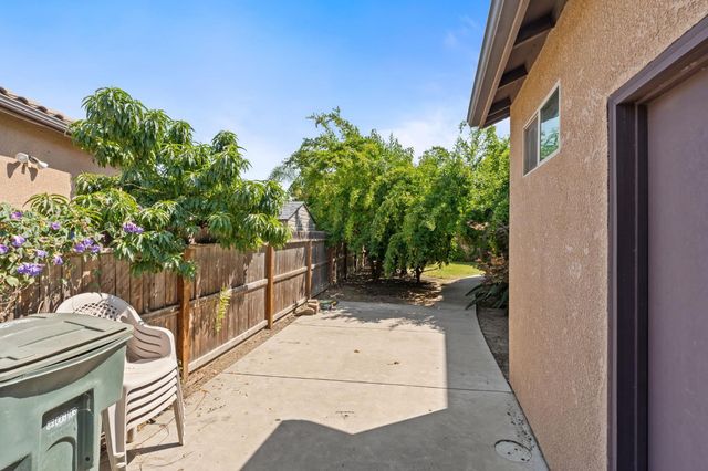 1495 E Via Mirasol Lane, Fresno, CA 93730